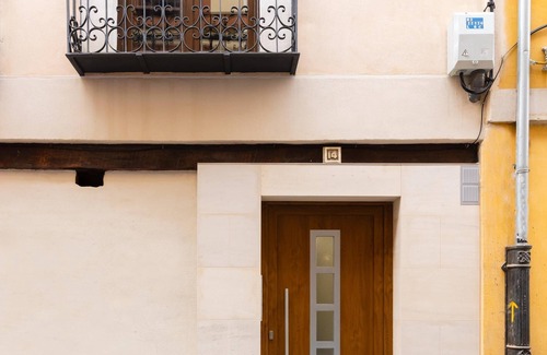 Old Town Apartment | Delightful Housingleon - Five Rooms Botines with Spa & Breakfast