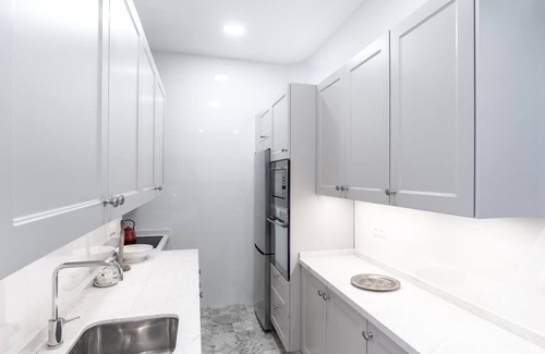 Leon City Centre Apartment | Experience Comfort at Housingleon Gaudí Suites with Spa & Kitchen