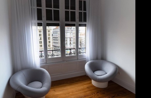 Leon City Centre Apartment | Experience Comfort at Housingleon Gaudí Suites with Spa & Kitchen