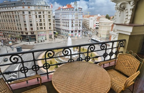 Leon City Centre Apartment | Experience Comfort at Housingleon Gaudí Suites with Spa & Kitchen
