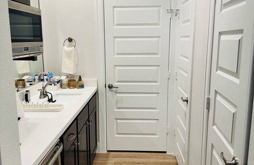 South Main Apartment | Houston Cozy Cityscape Retreat Near NRG Stadium, Galleria and TMC - Free WiFi