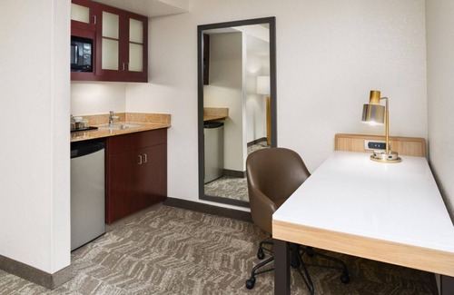 Southeast Houston Hotel | Ideal Stay with Pool, Kitchen & Shuttle Near Houston Zoo