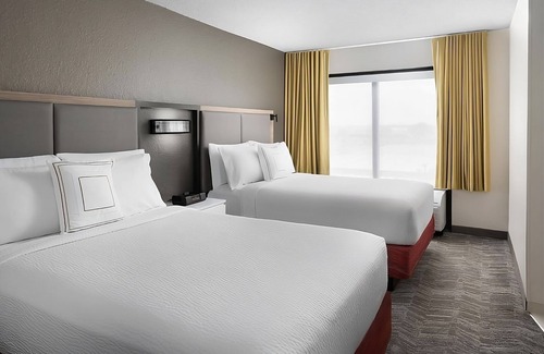 Southeast Houston Hotel | Ideal Stay with Pool, Kitchen & Shuttle Near Houston Zoo
