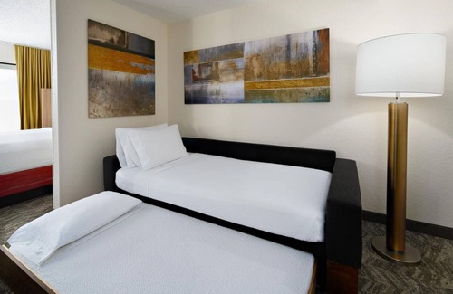 Southeast Houston Hotel | Ideal Stay with Pool, Kitchen & Shuttle Near Houston Zoo