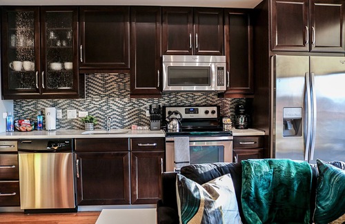 Houston Apartment | Elegant Houston Studio with Pool, Spa & Top Ratings