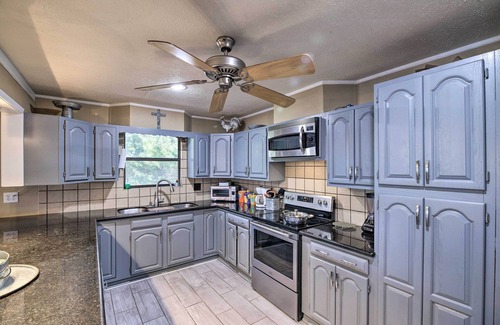 Barrett House | Relaxing Houston Riverfront House with Private Dock & Pool