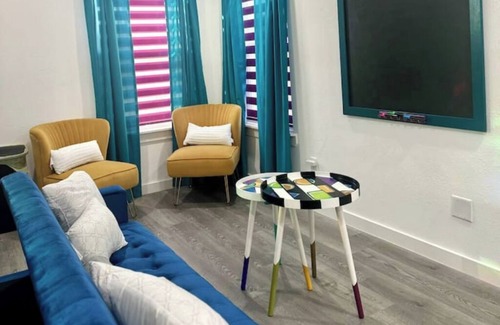 Houston House | Houston's Colorful Getawaynn