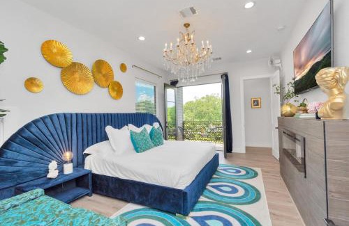OST - South Union House | Houston's Downtown Bloom House - Spacious Floral Escape for Groups
