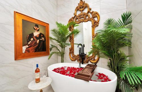 OST - South Union House | Houston's Downtown Bloom House - Spacious Floral Escape for Groups