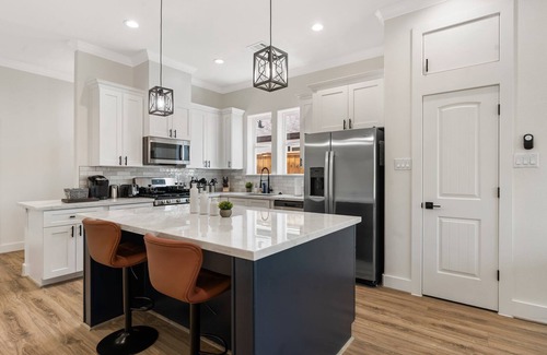OST - South Union House | Houston's Very Best! Centrally Located Modern Home w/Hot Tub - 5Beds/4Baths