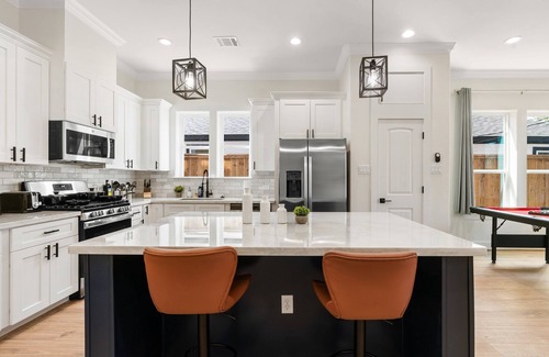OST - South Union House | Houston's Very Best! Centrally Located Modern Home w/Hot Tub - 5Beds/4Baths