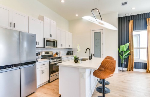 OST - South Union House | Modern Houston Townhouse with Office & Home Gym Amenities