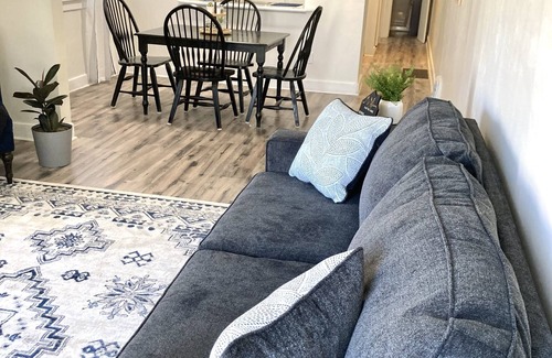 Hutchinson House | Cozy Houston Whiteside Cottage - Family-Friendly Retreat