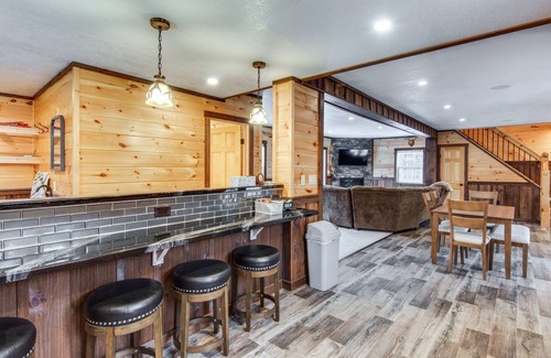 Olanta Cabin | Pet-Friendly Houtzdale Hideaway with Spa & Breakfast
