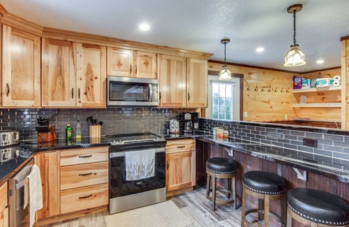 Olanta Cabin | Pet-Friendly Houtzdale Hideaway with Spa & Breakfast