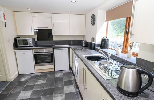Cragg Vale Cottage | Hove Wood View: Family-Friendly Retreat with Breakfast & Pets