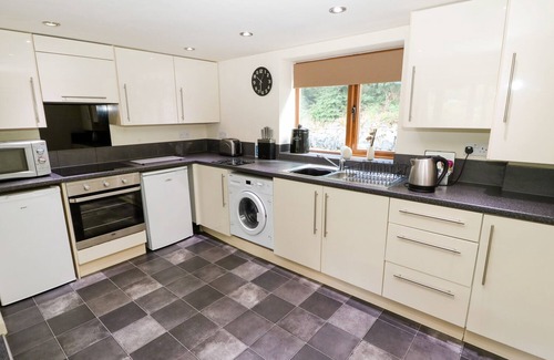 Cragg Vale Cottage | Hove Wood View: Family-Friendly Retreat with Breakfast & Pets