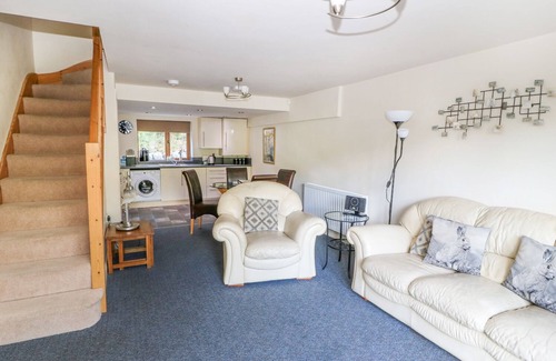 Cragg Vale Cottage | Hove Wood View: Family-Friendly Retreat with Breakfast & Pets