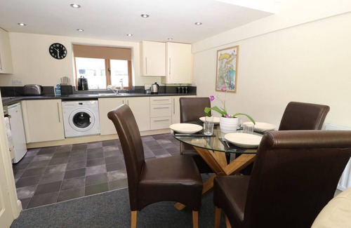 Cragg Vale Cottage | Hove Wood View: Family-Friendly Retreat with Breakfast & Pets