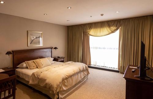 Barrio Centro Hotel | Discover Howard Johnson Plaza Jujuy: Relax by the Ocean