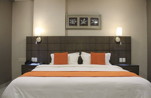 Barrio Centro Hotel | Family-Friendly Howard Johnson with Pool & Spa in Ciudad del Este