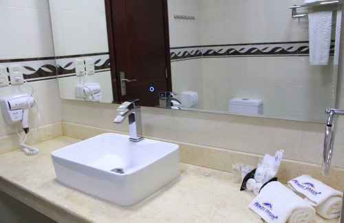 Barrio Centro Hotel | Family-Friendly Howard Johnson with Pool & Spa in Ciudad del Este