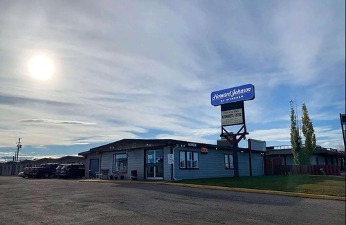 Grande Prairie Hotel | Pet-Friendly Retreat at Howard Johnson by Wyndham Grande Prairie
