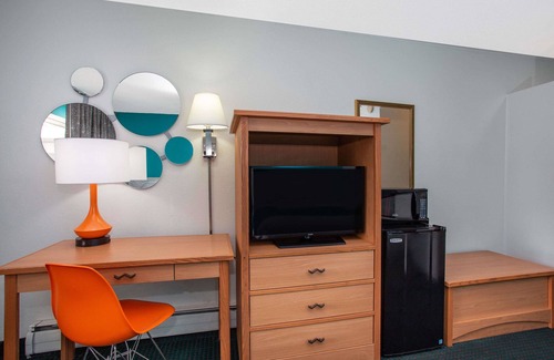 Central Colorado Springs Hotel | Family-Friendly Howard Johnson with Pool & Spa in Colorado Springs