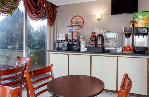 Central Colorado Springs Hotel | Family-Friendly Howard Johnson with Pool & Spa in Colorado Springs