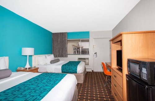 Central Colorado Springs Hotel | Family-Friendly Howard Johnson with Pool & Spa in Colorado Springs