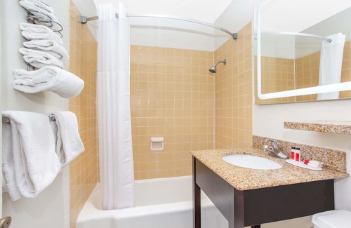 Central Colorado Springs Hotel | Family-Friendly Howard Johnson with Pool & Spa in Colorado Springs