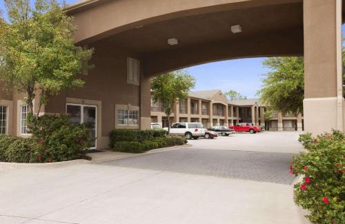 Grand Prairie Hotel | Howard Johnson by Wyndham Grand Prairie Near Lone Star Park