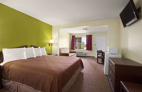 Grand Prairie Hotel | Howard Johnson by Wyndham Grand Prairie Near Lone Star Park
