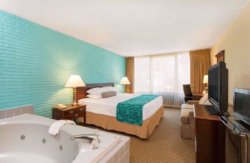 Lightfoot Hotel | Comfortable Stay at Howard Johnson by Wyndham Williamsburg