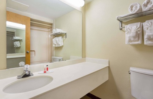 Lightfoot Hotel | Comfortable Stay at Howard Johnson by Wyndham Williamsburg