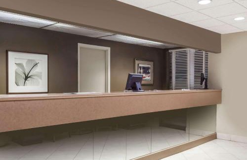 Niagara Falls Hotel | Cozy Howard Johnson by Wyndham Near Niagara Falls