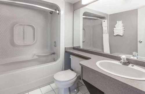 Niagara Falls Hotel | Cozy Howard Johnson by Wyndham Near Niagara Falls