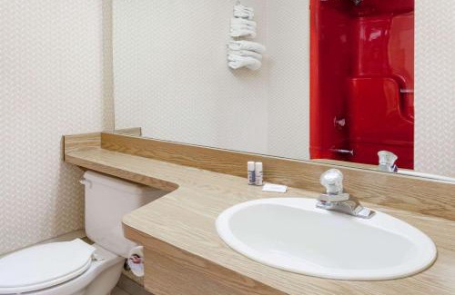 Niagara Falls Hotel | Cozy Howard Johnson by Wyndham Near Niagara Falls