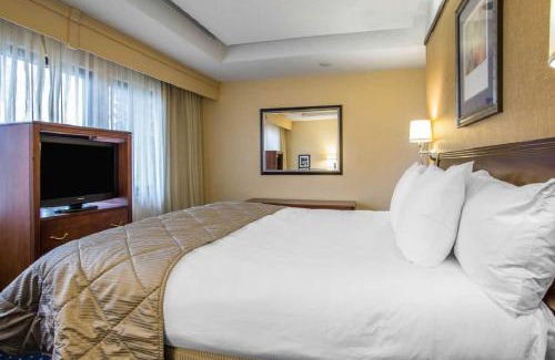 Merrillville Hotel | Inviting Clarion Inn with Pool and Oceanfront Views