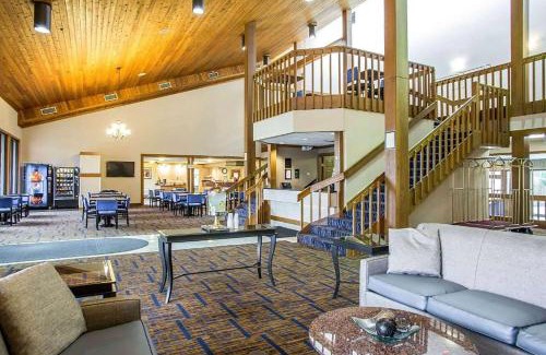 Merrillville Hotel | Inviting Clarion Inn with Pool and Oceanfront Views