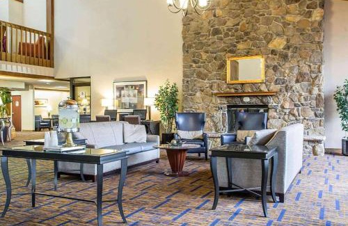 Merrillville Hotel | Inviting Clarion Inn with Pool and Oceanfront Views