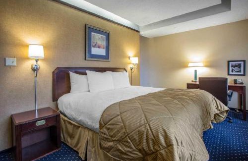 Merrillville Hotel | Inviting Clarion Inn with Pool and Oceanfront Views