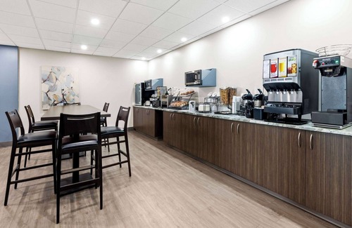 Thunder Bay Hotel | Family-Friendly Howard Johnson by Wyndham Thunder Bay Stay
