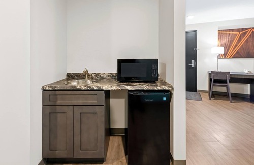 Thunder Bay Hotel | Family-Friendly Howard Johnson by Wyndham Thunder Bay Stay