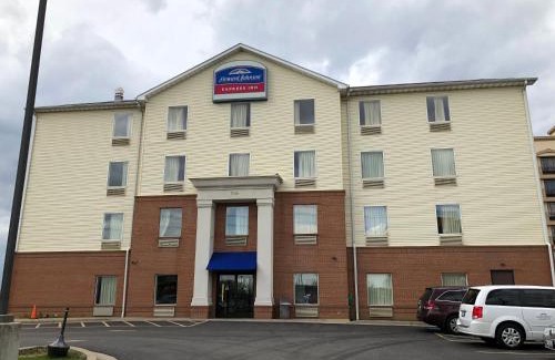 Highland Park Hotel | Convenient Stay at Howard Johnson by Wyndham Airport