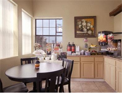 San Marcos Hotel | Budget-Friendly Stay at Howard Johnson San Marcos with Pool