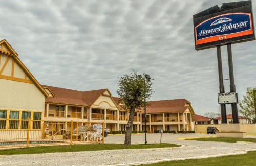 San Marcos Hotel | Budget-Friendly Stay at Howard Johnson San Marcos with Pool