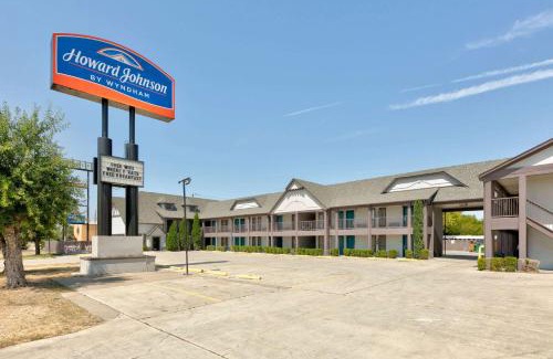 San Marcos Hotel | Budget-Friendly Stay at Howard Johnson San Marcos with Pool
