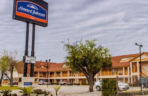 San Marcos Hotel | Budget-Friendly Stay at Howard Johnson San Marcos with Pool