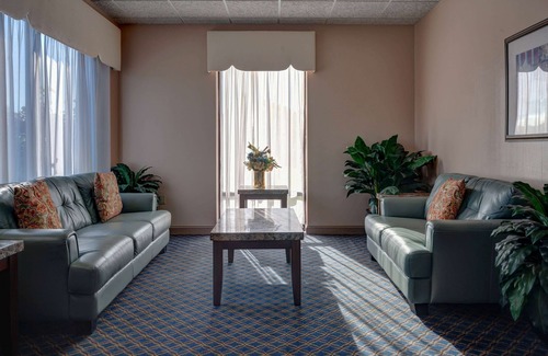 Hadley Hotel | Eco-Friendly Retreat at Howard Johnson by Wyndham Amherst